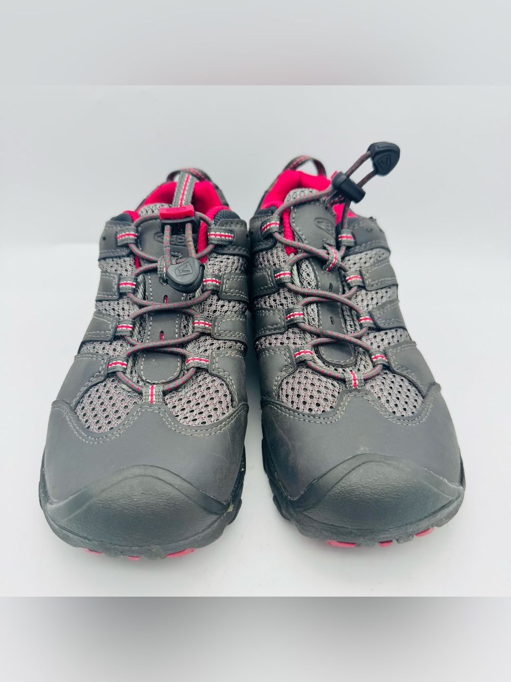 KEEN Youth Athletic Hiking Shoes in Gray and Pink, youth 4 - Picture 2 of 6